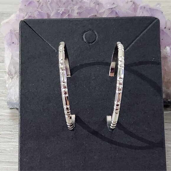 Fashion Jewlery Silvertone Textured 1.25" Hoop Earings - Picture 7 of 8